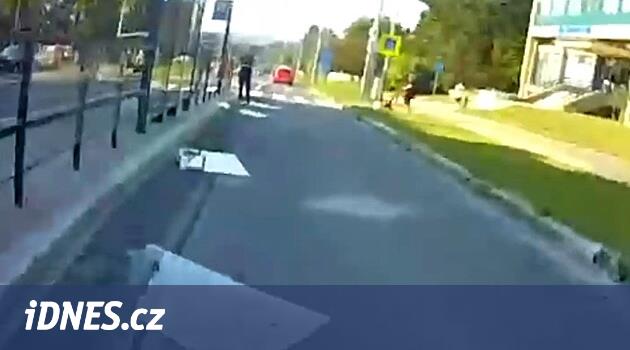 Ostrava'daki Vandal, bir tramvay durağında cam panelleri tekmeledi