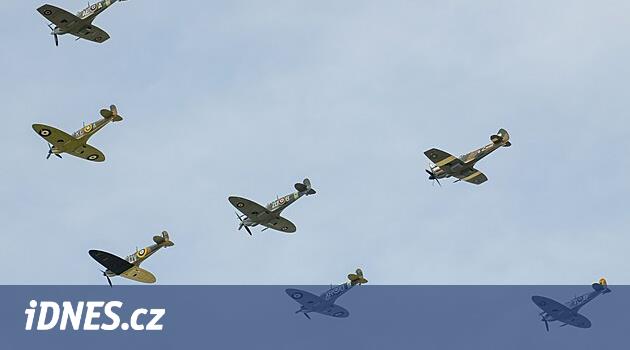 To se jen tak nevidí. Obří formace válečných stíhaček Spitfire a Hurricane