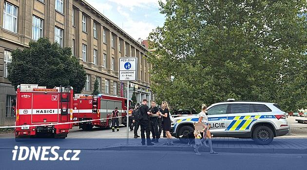 Piroteknikli polis Prag Üniversitesi'ne müdahale etti