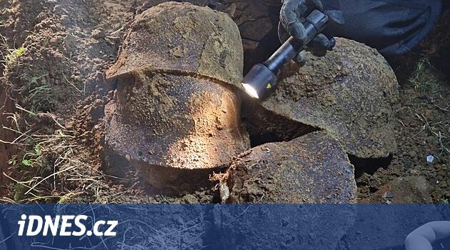 Polis, okulun tahliyesinden bir video gösterdi ve mühimmat bulma sırasında taşınmayı durdurdu