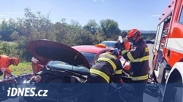 Při hromadné srážce aut se zranilo i dítě, na jižní Moravě boural také autobus