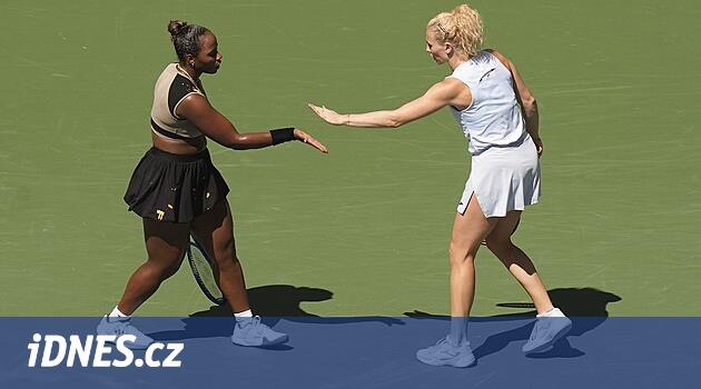Şampiyonlar turnuvası: Siniakova ve Townsend, savunma yapan kadınlara mağlup oldu