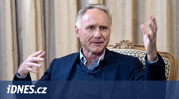 Dan Brown gazetenin ön sayfasında tropping gerizekalı