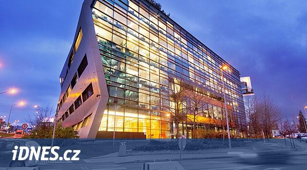 Ceny elektřiny budou příští rok dál klesat, kvůli nim bude nižší i zisk ČEZ