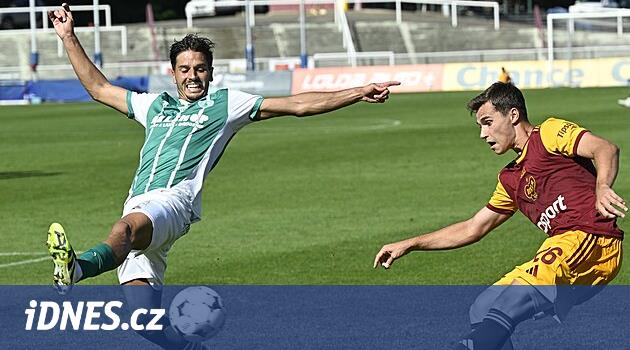 Dukla - Bohemians 0:2, triumf v malém derby řídil Čermák, domácí viděli červenou