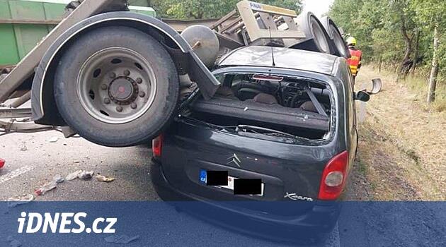 Studnice'deki ters kamyon asansörü geçen bir arabaya çarptı