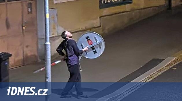 Třebíč'de sarhoş bir trafik işareti çaldı, nöbette sona erdi