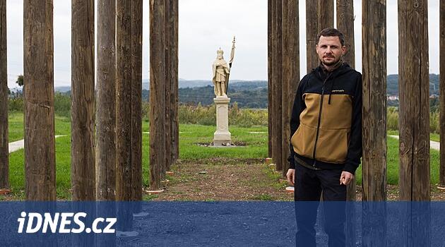 Hop Sütunlarından Anıt, Blšany yakınlarındaki soyu tükenmiş kiliseye benziyor