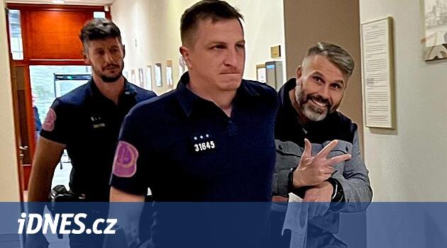 Balıkçı gemiyi muhafızlara batırmak ve ona vurmak zorunda kaldı, hala mahkemeye gülüyor