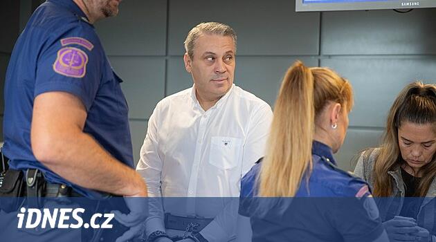 Sigorta sahtekarlığı olarak villa ateşi. Olomouc'da işe aldığı sahibini ve adamı yargılıyor