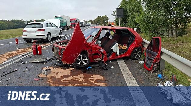 Mohelnice'deki iki arabanın ön çatışması 35. Yol'daki trafiği durdurdu