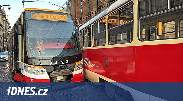 U Národního divadla se srazily dvě tramvaje. Provoz v centru stojí