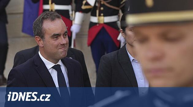 Macron kendi başına ısrar ediyor. İstifa eden başbakan yeniden atandı