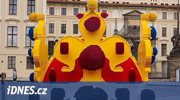 Lego představilo svou Svatováclavskou korunu. Je větší i těžší než originál
