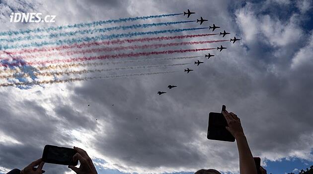 V pátek hlavy vzhůru. Nad Prahou opět prolétnou legendární britští Red Arrows