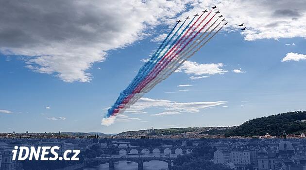 Kırmızı Oklar Savaşçıları Prag'daki Charles Köprüsü'nden geçiyor