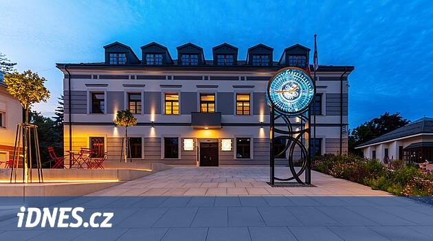 Vratislavice Nad Nisou'daki Belediye Ofisi'nin önündeki alanda yeni bir yüzü var