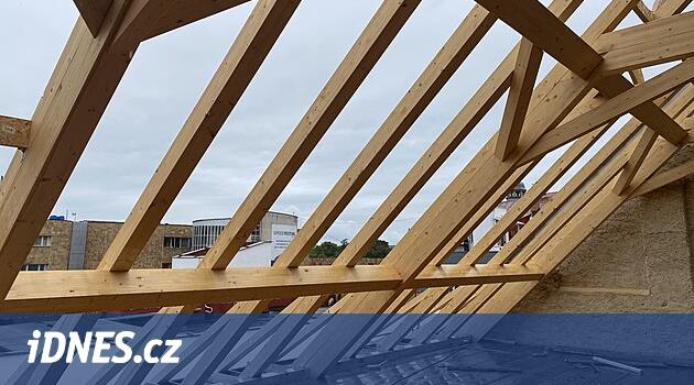 Česká lípa'daki Burnt Kounic House'un yeni bir çatı kafesatı var