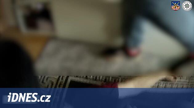 Cheb'den adam, polis memurları tarafından kurtarılan dairede çöktü