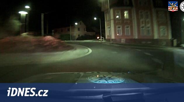 Sarhoş bisikletçi Cheb bölgesindeki polis devriyesinden kaçmak istedi