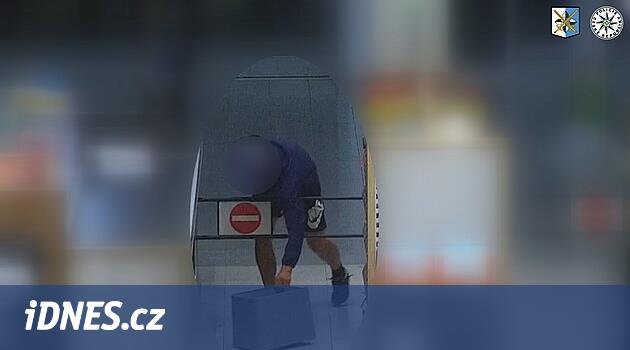 Ostrava'daki polis bir tekrarcı düştü. Mağazalarda çaldı, ayrıca hileleri vardı