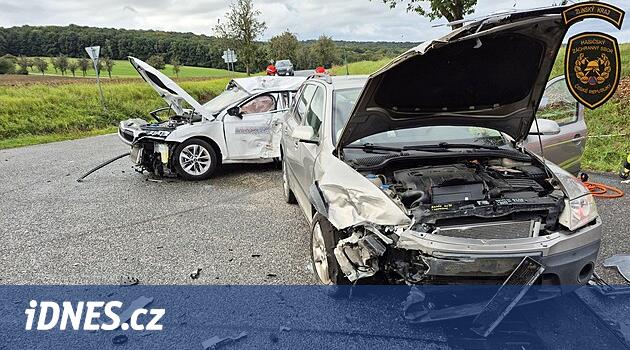 Opilec za volantem nedal přednost a poslal druhé auto pod kamion, řidič zemřel