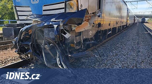 Araba ile iki trenin çarpışması, pardudice bölgesindeki demiryolu koridorunu durdurdu