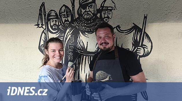 Sanatçılar Polička'daki otobüs duraklarını güzelleştirdi