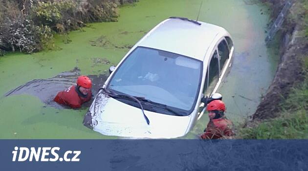 Nymburk'taki Štítar Stream'den itfaiyeciler üçüncü arabayı zaten avladı