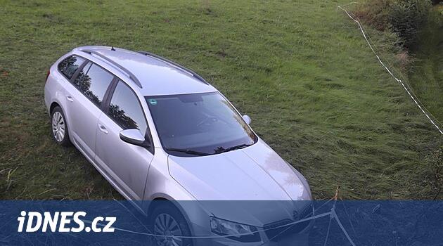 Pemence bir araba başlamaya başladı, ciddi şekilde yaralı erkekler ve bir kadın