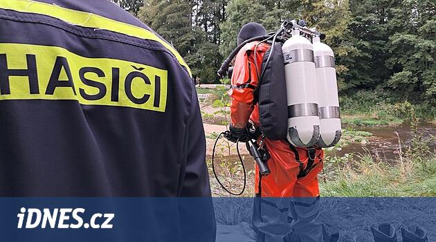 Manévry u Volyňky. Čí jsou dámské boty a oblečení u jezu? Hasiči hledají v řece