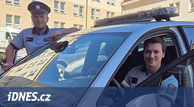 Jihlava bölgesindeki polis, boynunda ilmik olan bir kadına hayat kurtardı