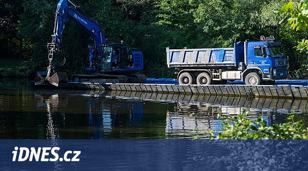 Pardubice čičák Muddy: İş başında kamyonlar ve tekneler var