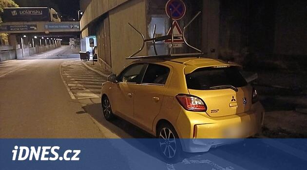 Termal'de mobilyaları yeniden inşa eden bir grup genç, sandalye ağaca bitti