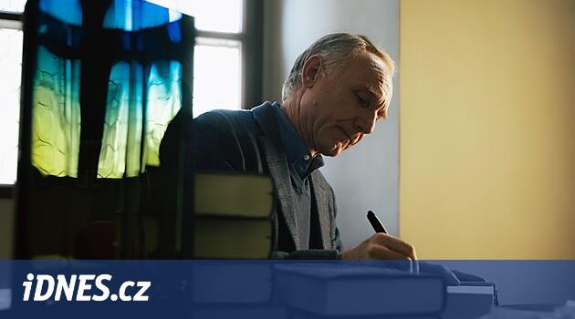Yazar Dan Brown, Moser Glassworks'ten bir vazo aldı