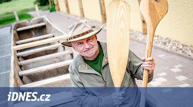 Tarih öncesi bir teknenin bir kopyasında multixylonun yeniden yüzeyli denize keşif gezisi