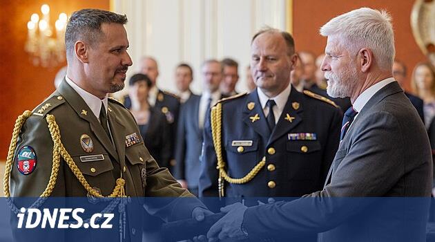 Voják, který napadl nožem generála Hyťhu, je podezřelý ze čtyř trestných činů