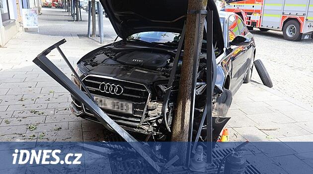 Olomouc bölgesindeki sürücü frenle gazla karıştırdı, ağaca çarptı