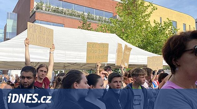 SPD, Liberec'e bir Çek fuarı getirdi, pankartlı rakip polis tarafından çözüldü