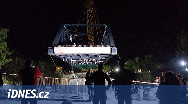 Vinç, Pilsen'den Karlovy'ye kadar yol boyunca yüzyıldan kalma bir köprü yerleşti