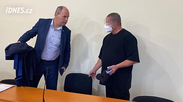 Šofér popelářského vozu, který znásilňoval kolegu, je na svobodě
