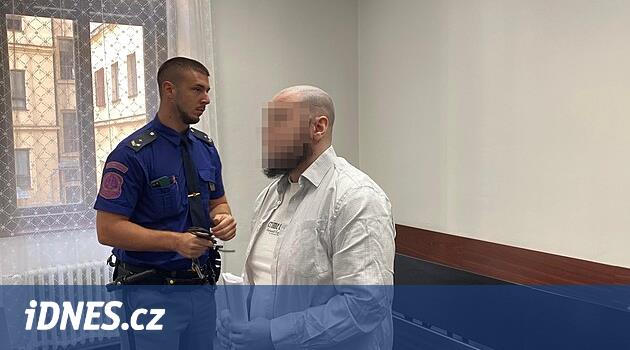 Kızları dövdüğü, aşağıladığı ve tecavüz ettiği için Karlovy Vary'li bir adama 10 yıl hapis