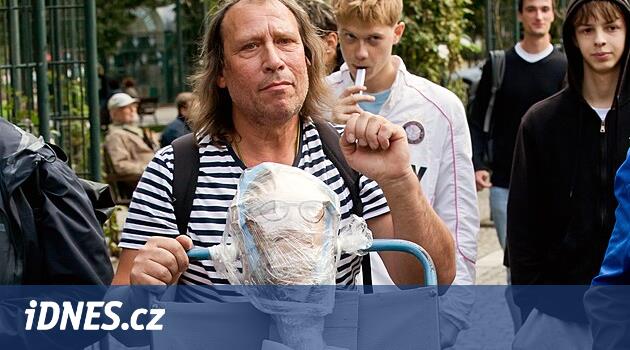 Táhni do Kyjeva, řvali v Plzni na Fialu. Okamura nabízel pivo za 15 korun