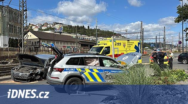 Polis arabası, Prag'da bir kazadan sonra yanda kaldı