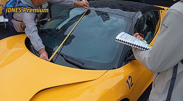 Špioni mezi auty. Na autosalonech se know-how krade i jehlou a foťákem