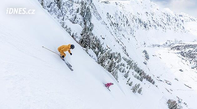 Lyžařské Harakiri. Nejprudší svah Alp se jezdí po zadku či s cizími lyžemi v náručí