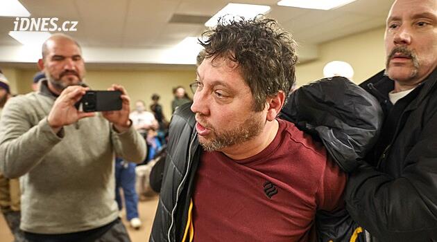 Muž octem postříkal americkou kongresmanku Omarovou. Dostal 14 měsíců vězení
