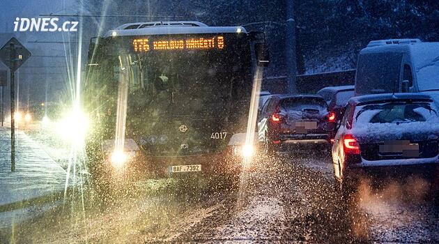 Çek Cumhuriyeti genelinde yoğun kar yağışı onlarca kazaya neden oldu
