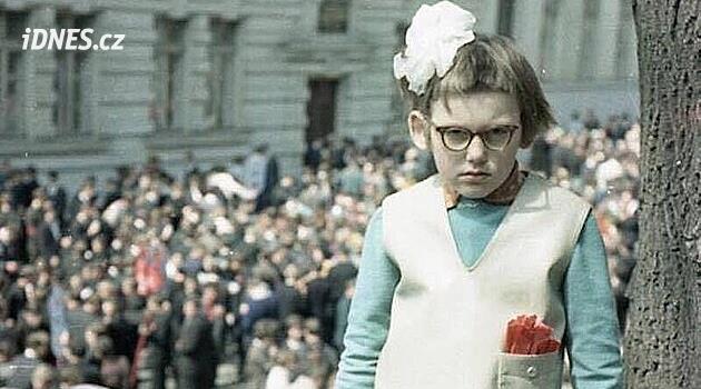 Nesměj se, chybí ti zub! Načuřená holčička překazila Sovětům idylu prvního máje