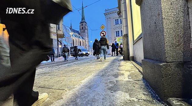 Chodníky lesklé jako zrcadlo. Na co máte nárok, když se zraníte na ledovce či náledí
